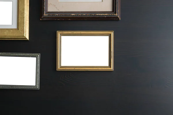 Prázdné Prázdné Rámečky Tmavé Dřevěné Pozadí Umělecká Galerie Muzeum Výstavu — Stock fotografie