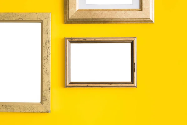 Üres Üres Arany Fából Készült Keretek Sárga Háttéren Művészeti Galéria — Stock Fotó