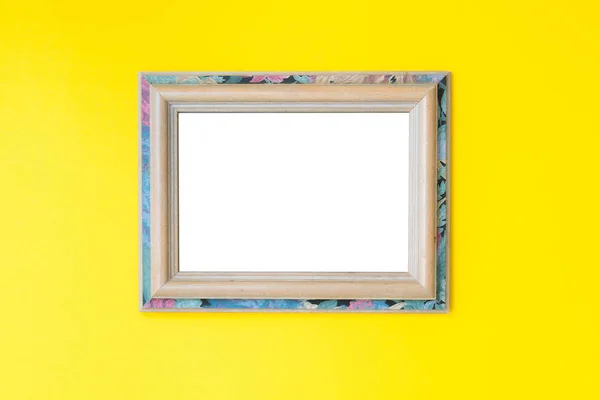 空白的空白的老式木框架在黄色背景 美术馆 博物馆陈列白色剪裁路径 — 图库照片