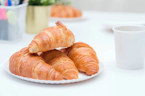 Croissants Simples Cima Uns Dos Outros Placa Fundo Mesa Branca — Fotografia de Stock