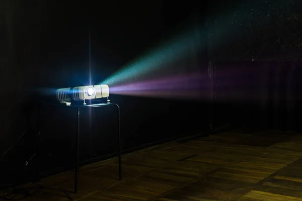 Multimedya Projektör Yakın Işık Üstünde Belgili Tanımlık Perde Projelendirme Renkli — Stok fotoğraf
