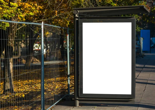 Cartelera publicitaria de parada de autobús en blanco en el entorno urbano de la ciudad. Transporte espacio de anuncio blanco aislado en blanco —  Fotos de Stock