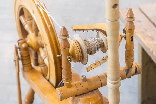 Vintage Antikes Spinnrad Aus Holz Auf Grauem Betongrund — Stockfoto