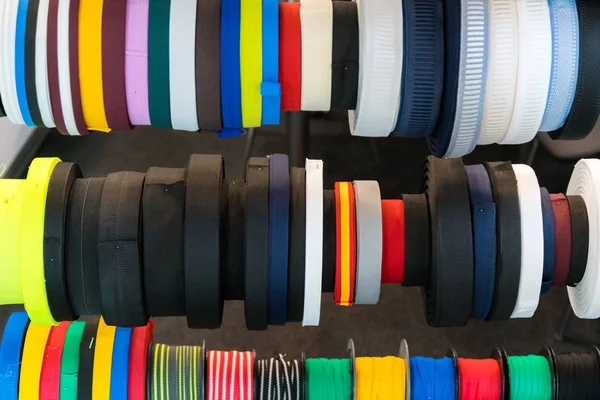 Разноцветная Катушка Вышивки Ниток Используемая Швейной Промышленности Ряд Разноцветных Нитей — стоковое фото