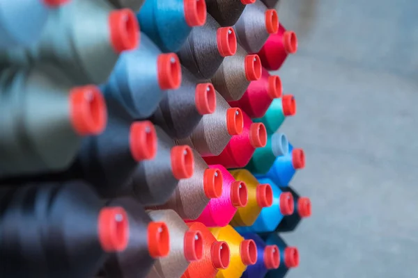 Colorful Embroidery Thread Spool Using Garment Industry Row Multicolored Yarn — Stock Photo, Image