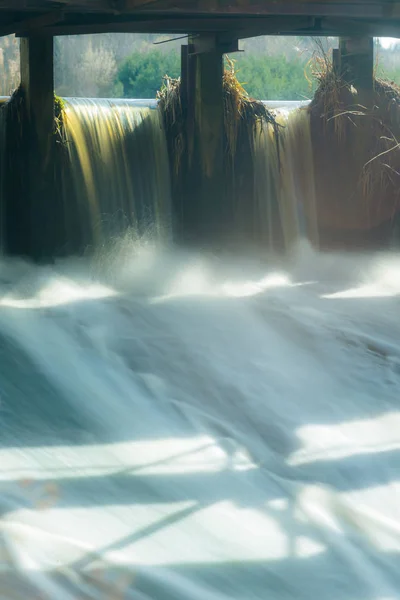 Lang Andauernder Wasserfall Damm Flut Steigendes Wasser Fließender Wasserstrom Überflutung — Stockfoto