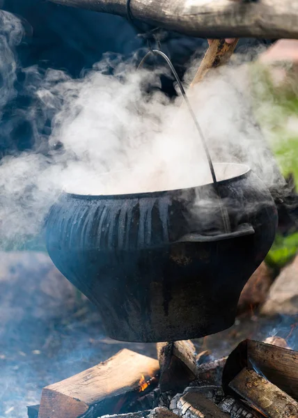 Büyük, siyah yanıyor açık havada pot pişirme