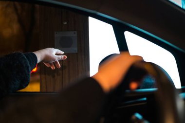 Sipariş lokanta sürücüye düğmesini ulaşan kadın eli. İnsan restoranda sipariş sürücüleri koltuk