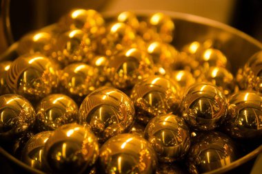 Altın Küre topları yığını. Yakın çekim, alan derinliği sığ 