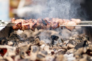Marine edilmiş sığır eti kebabı kadar kapatın. Şaşlık Barbekü ızgara açık havada sıcak kömür hazırlanıyor.