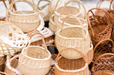 El dokuma hasır sepetleri ekranda bir şehir fare yaptı. El yapımı el sanatları