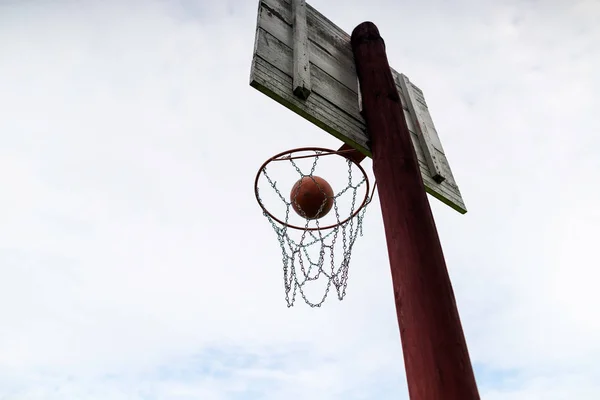 Basketbol Topu Uçan Bir Sepet Gol Puan Açık Hava Oyunu — Stok fotoğraf