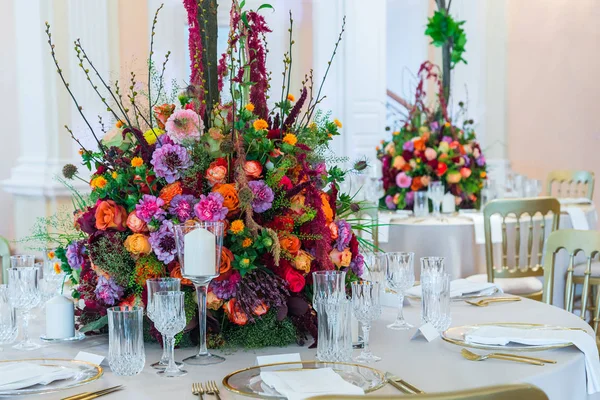 Décoration Table Mariage Beau Bouquet Fleurs Sur Table Côté Assiettes — Photo