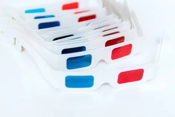 Vista lateral de óculos 3D Isolados em fundo branco. Evento de exibição de filmes modernos — Fotografia de Stock