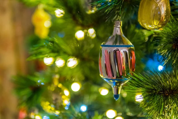 Decoración Bola Del Árbol Navidad Colgando Rama Abeto Rodeado Luces —  Fotos de Stock