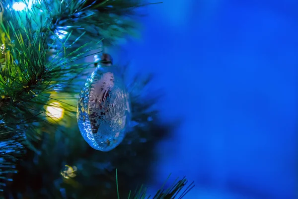 Decoración Bola Del Árbol Navidad Colgando Rama Abeto Rodeado Luces —  Fotos de Stock