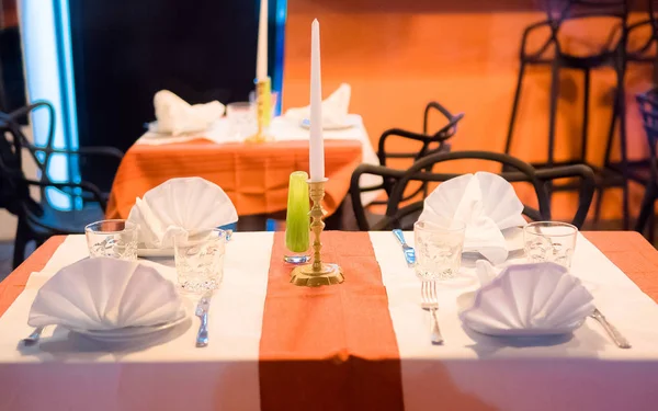 İki kişi içinde an pahalı Restoran için zarif masa ayar tasarım kapatın — Stok fotoğraf
