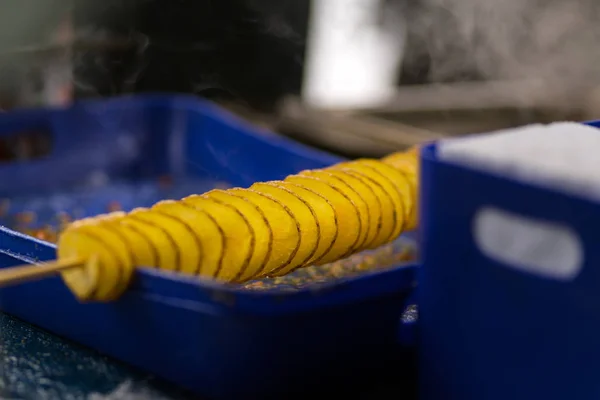 Tahta Bir Sopa Üzerinde Derin Kızarmış Altın Spiral Patates Kılıyor — Stok fotoğraf
