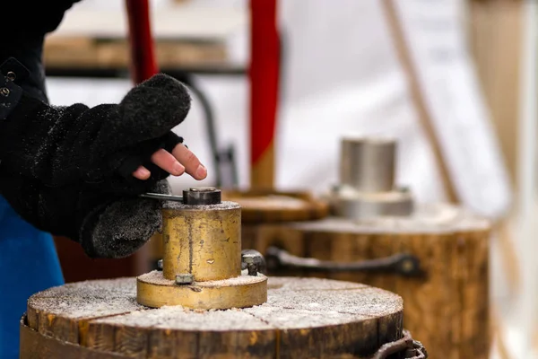 Mão Ferreiro Preparar Para Forjar Metal Fora Artesanato Artesanal Livre — Fotografia de Stock