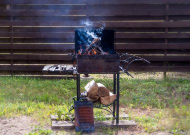 Yakacak odun yanan ve harden dışında Barbekü için hazırlanıyor. Yaz ızgara, Barbekü, Barbekü ve parti kavramı