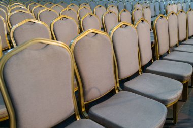 Satır yumuşak yastık ve resmi toplantı, konferans, dersler, mezuniyet törenleri için altın kenar ile geleneksel sert ahşap sandalye 