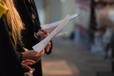 Müzikal puanı tutan ve öğrenci mezuniyet gününde Üniversitesi, üniversite diploması başlamasından şarkı Koro şarkıcıları