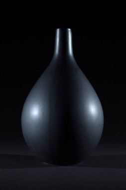 İzole siyah arka plan üzerine mat siyah Seramik vazolar