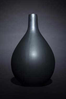 İzole siyah arka plan üzerine mat siyah Seramik vazolar