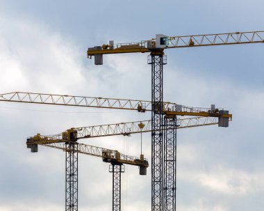 Endüstriyel yapı vinç siluetleri üzerinde mavi bulutlu gökyüzü izole