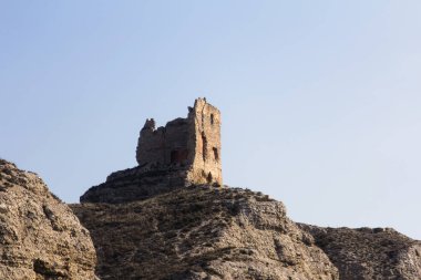 Eski çiftlik evi harabe arasında kırsal manzara tepede