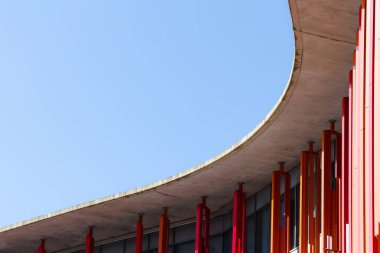 Bleu gökyüzü arka planda Bina modern bir mimari detay. Beton çatı yapısının eğrisi