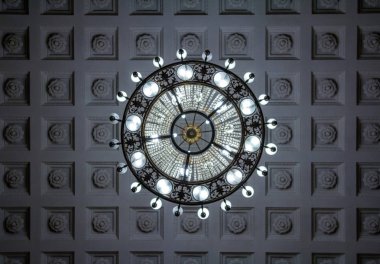 Kristal avizeye bakıyorum. Geçmişi temiz. Modern iç mekanlarda modern enerji tasarrufu lambalarıyla zengin bir tiyatro avizesi.