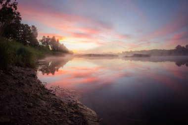 Nehir, altın saat gökyüzü, nehir, manzara fotoğrafçılığı yukarıda sis sisli gündoğumu