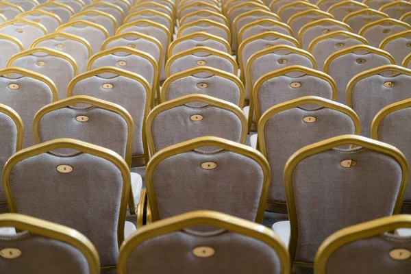 Rijen Van Traditionele Harde Houten Stoelen Met Zacht Kussen Gouden — Stockfoto