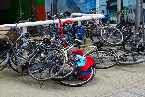 Bicicletas Quebradas Deitadas Chão Causadas Pelo Vento Área Urbana Cidade — Fotografia de Stock