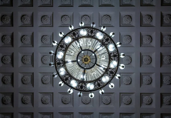 Kristal avizeye bakıyorum. Geçmişi temiz. Modern iç mekanlarda modern enerji tasarrufu lambalarıyla zengin bir tiyatro avizesi.