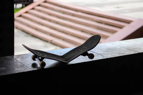 Silueta Una Patineta Rota Junto Las Escaleras — Foto de Stock