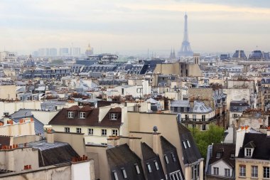 Bir yağmurlu günde, Paris, Fransa şehir hattı üzerinden hava görünümünü Eyfel Kulesi. Sembol sevgi ve turistik seyahat hedef 