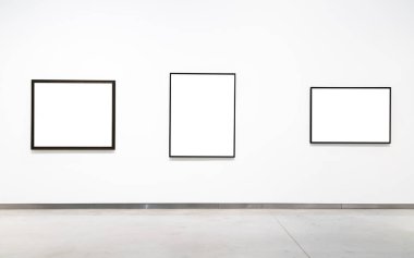 Beyaz arka plan üzerinde boş boş altın çerçeve. Sanat Galerisi, Müze sergi beyaz kırpma yolu