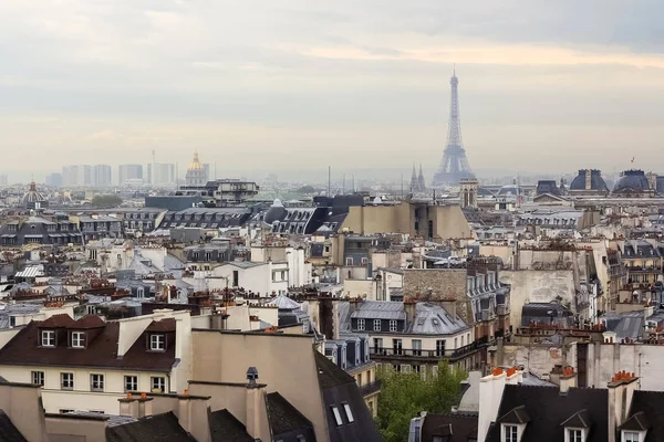 Vista Aérea Torre Eiffel Dia Chuvoso Sobre Linha Cidade Paris — Fotografia de Stock