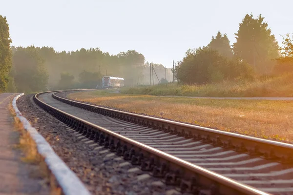 列車鉄道側の背景と太陽の光の中に面した街並みと美しい霧の朝に残して — ストック写真