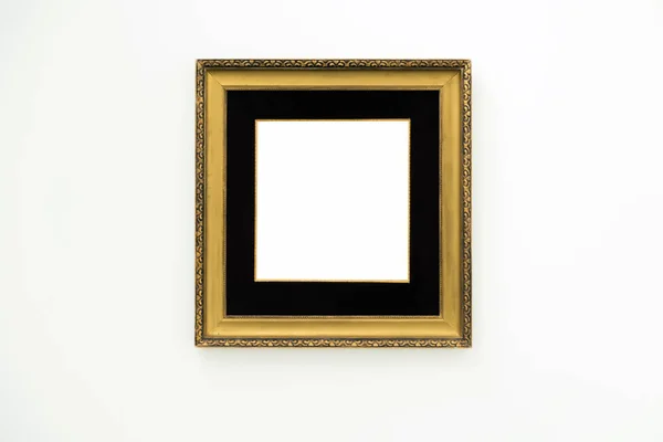 Bingkai Emas Kosong Pada Latar Belakang Putih Galeri Seni Museum — Stok Foto