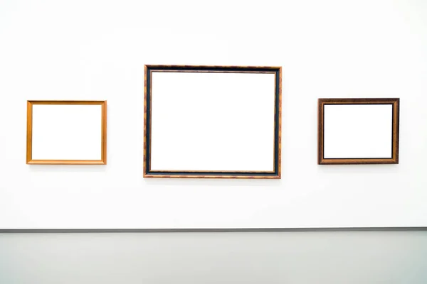 Üres üres arany keret fehér háttér. Művészeti galéria, Múzeum, kiállítás fehér Vágógörbe — Stock Fotó