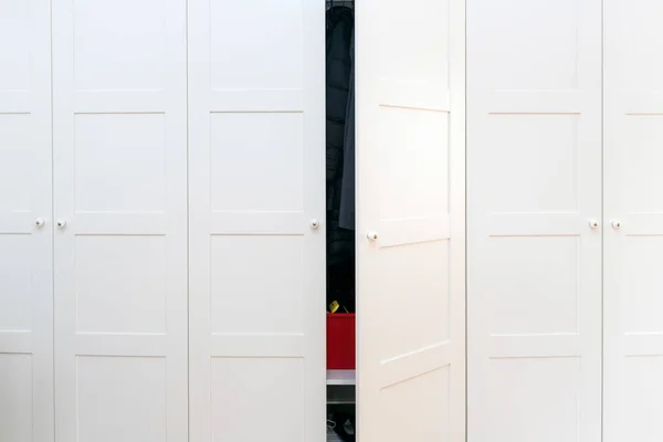 Bir Kapı Açıldı Ile Yatak Odasında Modern Beyaz Ahşap Dolaplar — Stok fotoğraf