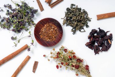 Beyaz arka planda çayların farklı ding: yeşil çay, kırmızı çay, kekik çayı, tarçın çubukları, kurutulmuş çilek