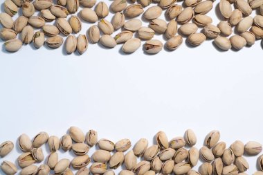 Fıstık fındık türü alanı olan beyaz arka plan üzerinde. Gıda mix arka plan, üstten görünüm, kopya alanı, afiş