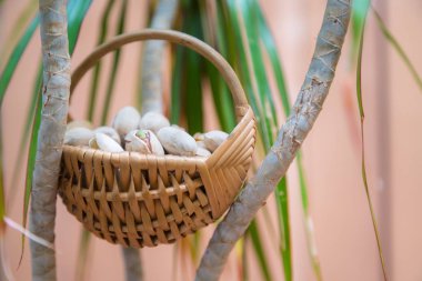 Hasır sepet yeşil bitki brançlardan arasında fıstıklı fındıklı tuzlu, çıtır 