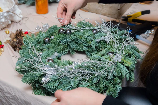 Taller Tejido Guirnalda Navidad Mujer Manos Decoración Corona Navideña Hecha —  Fotos de Stock