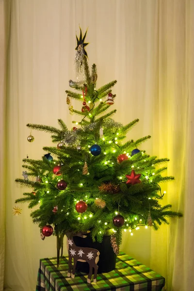 Árbol Navidad Con Decoraciones Festivas Casa Luz Natural —  Fotos de Stock