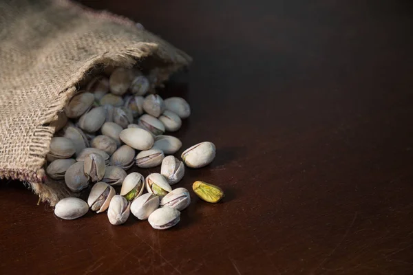 Pistacchi Sacchetto Lino Sul Tavolo Legno Sfondo Mix Cibo Vista — Foto Stock